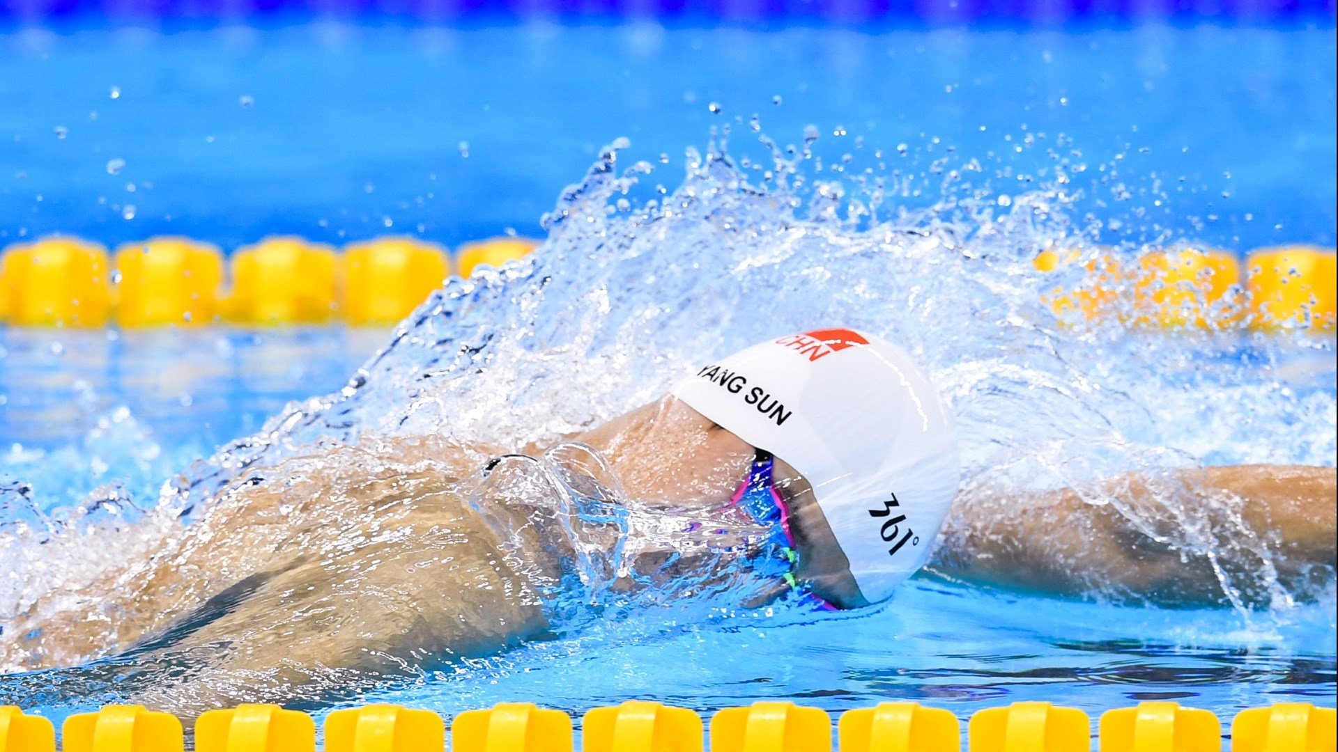 苏炳添复出首秀出彩，金州勇士主场险胜丹佛掘金，豪取14连胜